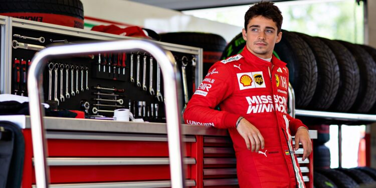 ferrari legt charles leclerc voor meerdere seizoen