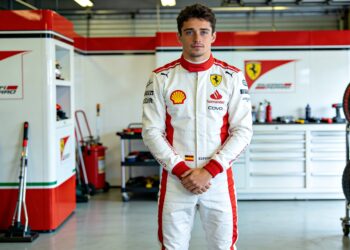 ferrari onthult speciaal wit racepak voor leclerc