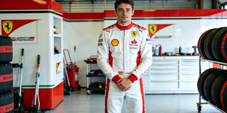 Ferrari onthult speciaal wit racepak voor Leclerc in Monaco 1 ferrari onthult speciaal wit racepak voor leclerc