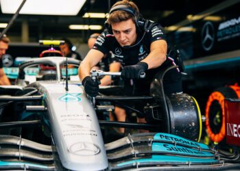 fout met gereedschap bij pitstop hinderde russell