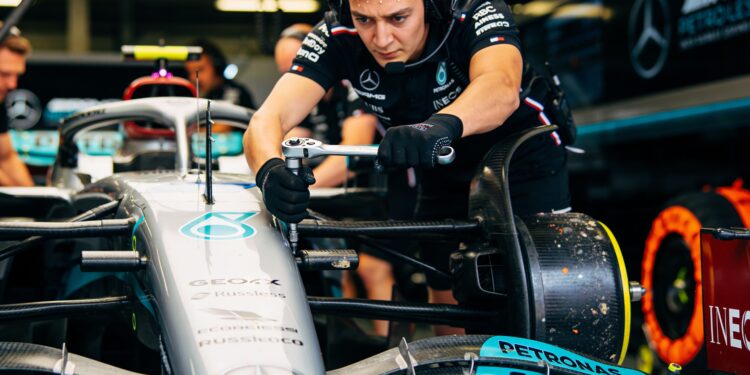 fout met gereedschap bij pitstop hinderde russell