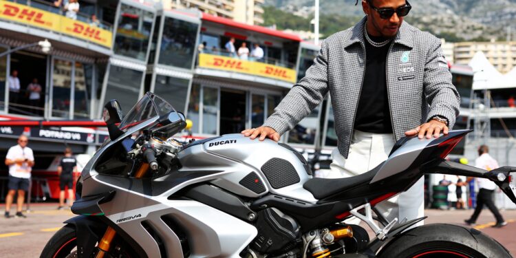hamilton arriveert in monaco op exclusieve jubileu