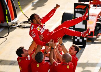 hamilton behaalt emotionele eerste zege voor ferra