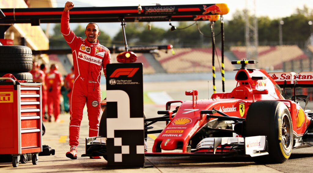 hamilton blaast titelstrijd leven in met eerste fe