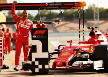hamilton blaast titelstrijd leven in met eerste fe