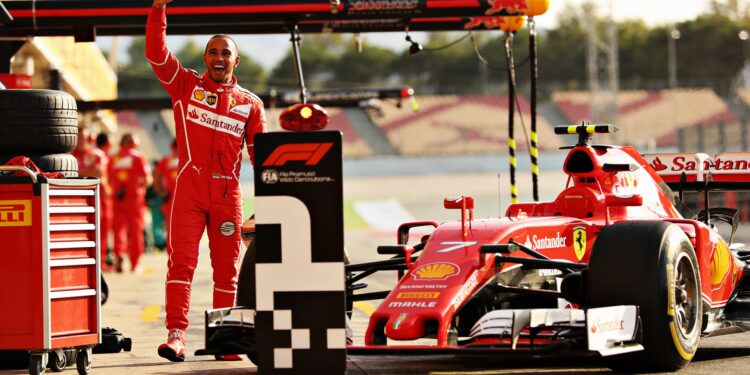 hamilton blaast titelstrijd leven in met eerste fe