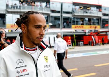 hamilton en kardashian maken relatie officieel op