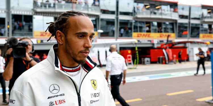hamilton en kardashian maken relatie officieel op