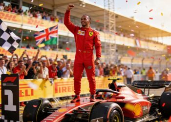 hamilton meldt zich voor titel na dominante zege i