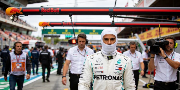 Hamilton negeert Rosberg op startgrid in Barcelona 1 hamilton negeert rosberg op startgrid in barcelona