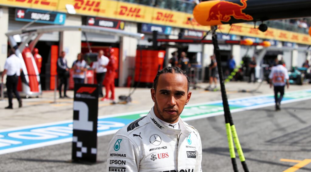 hamilton onthult ferrari en mercedes op motorische