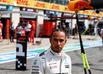 hamilton onthult ferrari en mercedes op motorische