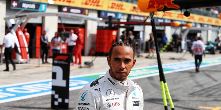 hamilton onthult ferrari en mercedes op motorische
