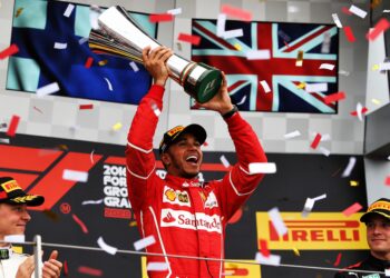 hamilton pakt eerste ferrari zege en blaast titels