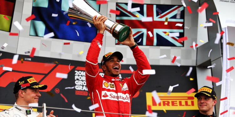 Hamilton pakt eerste Ferrari-zege en blaast titelstrijd nieuw leven in 1 hamilton pakt eerste ferrari zege en blaast titels