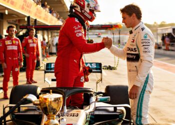 hamilton pakt eerste ferrari zege na drama voor an