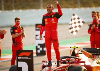 hamilton pakt eerste ferrari zege na strategische