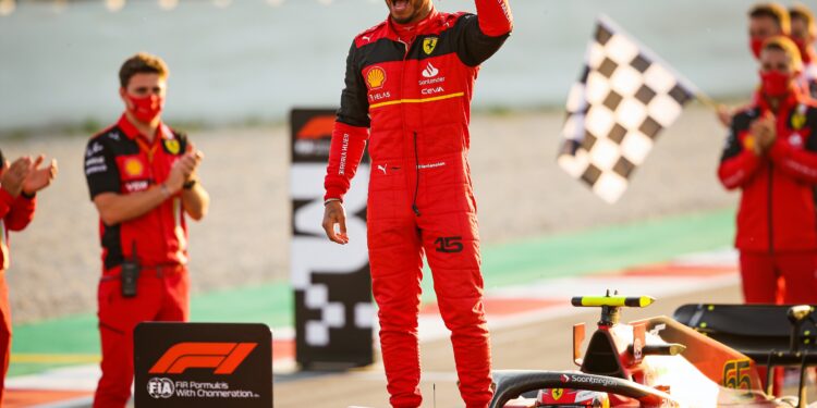 hamilton pakt eerste ferrari zege na strategische