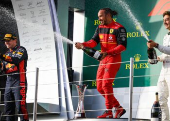 hamilton pakt eerste ferrari zege op historisch br