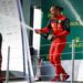 hamilton pakt eerste ferrari zege op historisch br