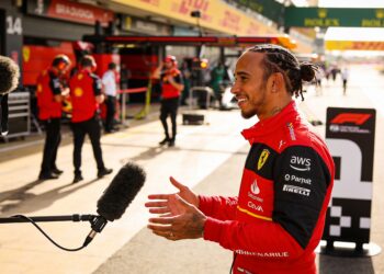 hamilton pakt p2 in spanje na ongebruikelijke pauz