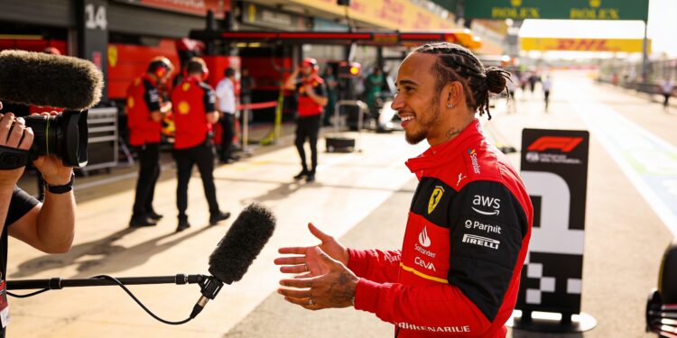 hamilton pakt p2 in spanje na ongebruikelijke pauz