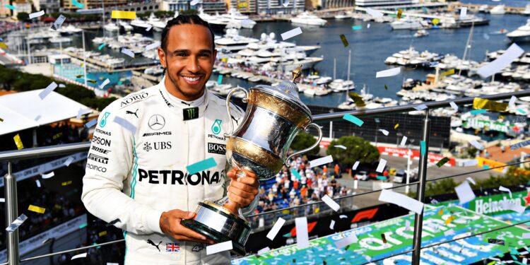 hamilton pakt podium en p2 in wk na hectische mona
