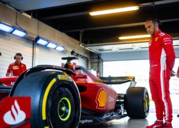 hamilton slaat training over red bull wijzigt fp1