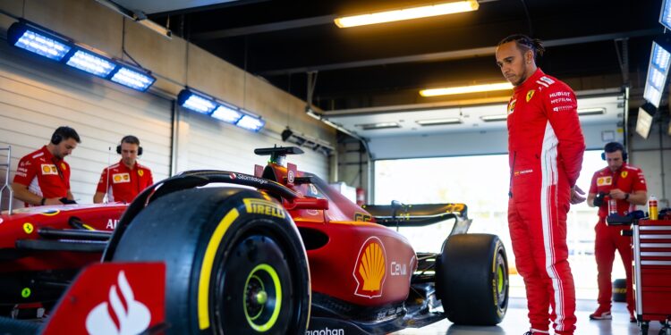 hamilton slaat training over red bull wijzigt fp1