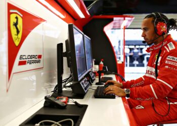 hamilton snelste in monaco maar eist meer van ferr