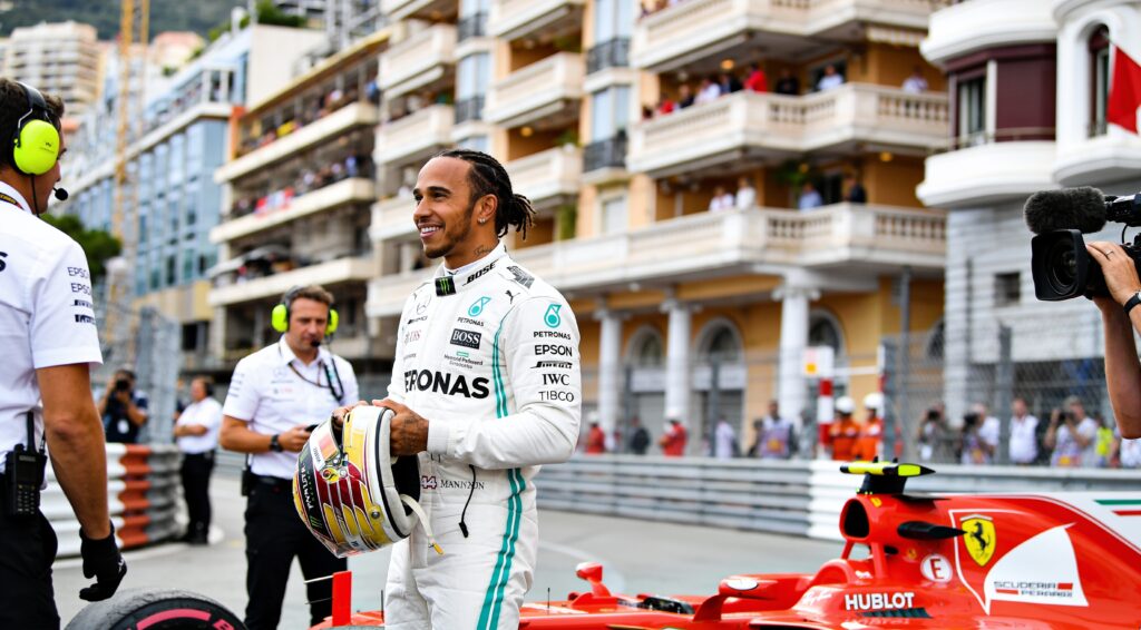 hamilton snoert critici de mond met podium in mona