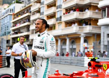 hamilton snoert critici de mond met podium in mona