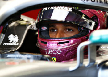hamilton verrast in monaco met opvallende roze gli