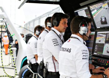 hamilton verslaat russell in strategisch duel in b