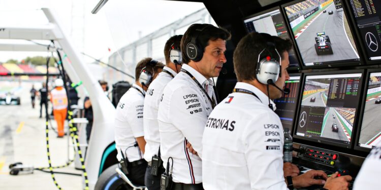hamilton verslaat russell in strategisch duel in b