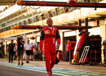 hamilton werpt zich op als titelconcurrent met p2