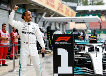 hamilton wint in spanje na cruciale vsc door uitva