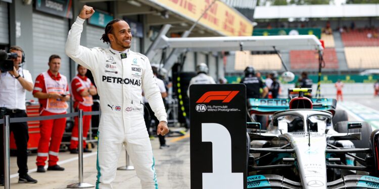 hamilton wint in spanje na cruciale vsc door uitva