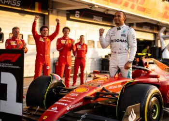 hamilton wint in spanje na late uitvalbeurt van an