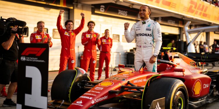 hamilton wint in spanje na late uitvalbeurt van an