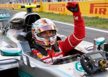 hamilton wint in spanje titelstrijd open na uitval