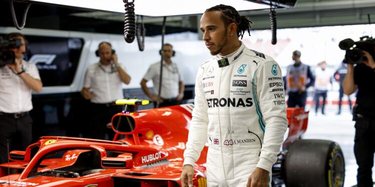 hamilton wint voor ferrari en haalt uit naar criti