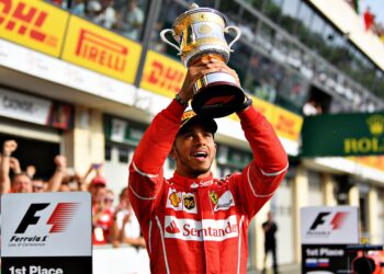 hamiltons eerste ferrari zege middelvinger naar de