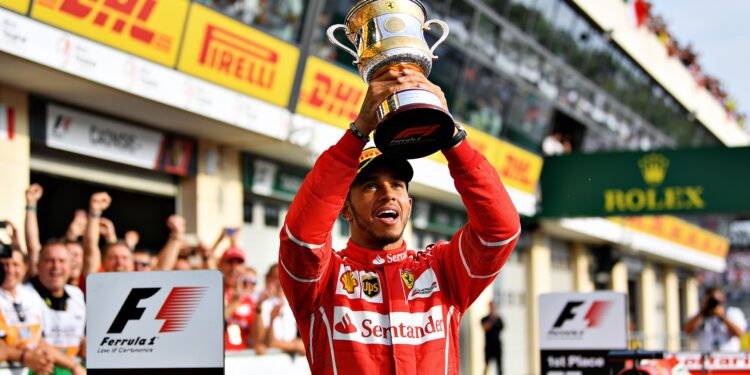 Hamiltons eerste Ferrari-zege: 'Middelvinger naar de critici' 1 hamiltons eerste ferrari zege middelvinger naar de
