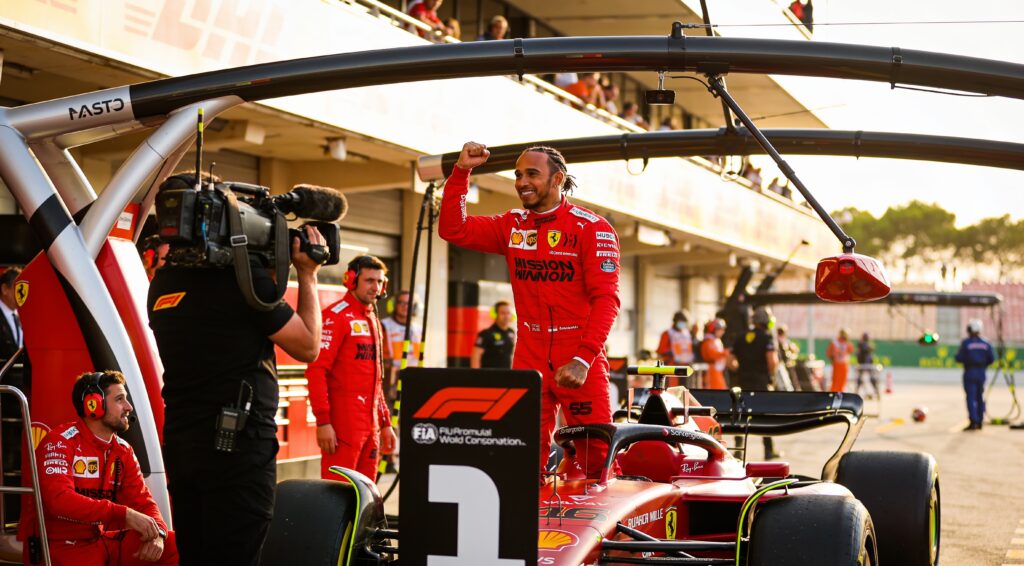 hamiltons ferrari zege legt zwakte mercedes bloot