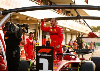 hamiltons ferrari zege legt zwakte mercedes bloot