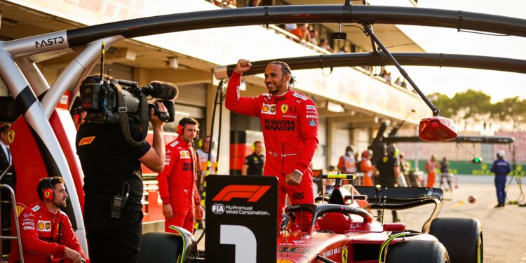 hamiltons ferrari zege legt zwakte mercedes bloot