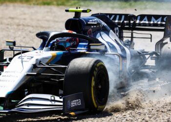 herta vergooit f2 podium in barcelona maini wint o