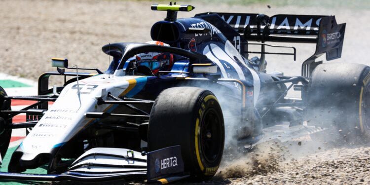 herta vergooit f2 podium in barcelona maini wint o