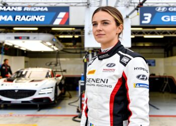 jamie chadwick schrijft historie met hypercar test